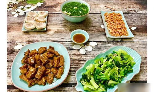 Sườn xào chua ngọt, tôm đồng rang cho cơm chiều ngon miệng
