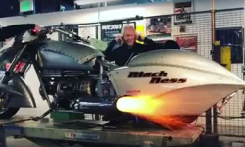 Video: Cụ ông 70 tuổi chế động cơ môtô phun lửa như quái vật