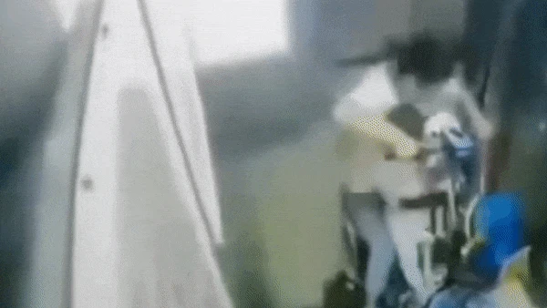 Video: Bé trai may mắn thoát chết khi bị kẹt trong thang máy