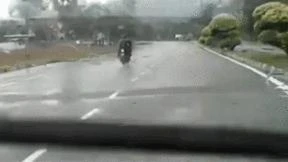 Video: Áo mưa quấn vào bánh xe quật cô gái ngã ngay trước đầu ô tô