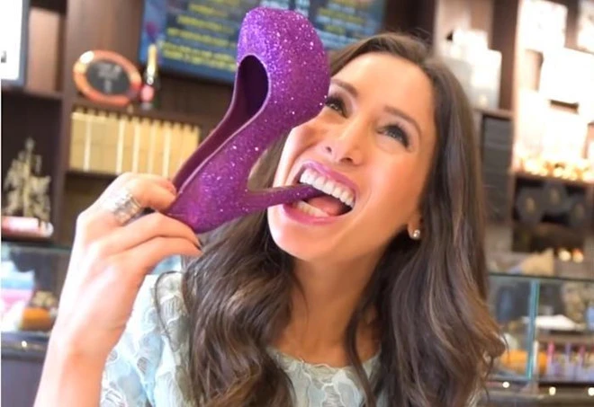 Video: Ăn giày cao gót không sợ gãy răng tại Mỹ