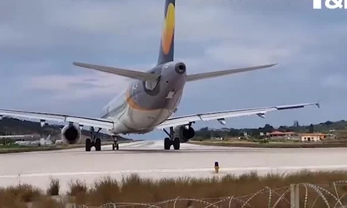 Video: Động cơ máy bay thổi bay du khách lúc cất cánh