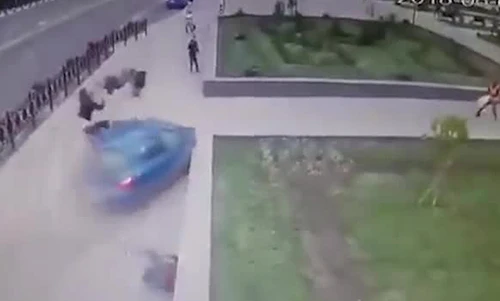 Video: Ô tô mất lái húc 3 sinh viên bắn lên không trung