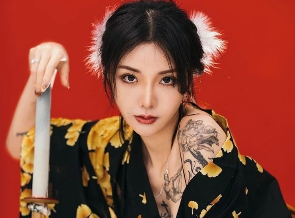 Nàng mẫu Trung Quốc đam mê xăm mình