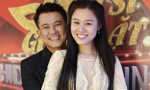 Vân Quang Long lần đầu để lộ mặt bà xã sau 15 năm kết hôn