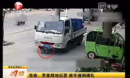 Video: Hãi hùng cảnh lái xe tải chèn qua người bé 6 tuổi ở TQ