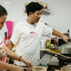 Nhã Phương vào bếp tận tình giúp Trường Giang lau mồ hôi Nha Phuong vao bep tan tinh giup Truong Giang lau mo hoi