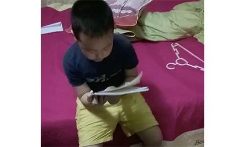 Video: Phì cười với cậu bé đọc bảng cửu chương trong nước mắt