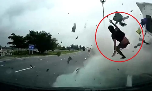 Video: Tài xế bay khỏi cabin xe tải trong tai nạn thảm khốc