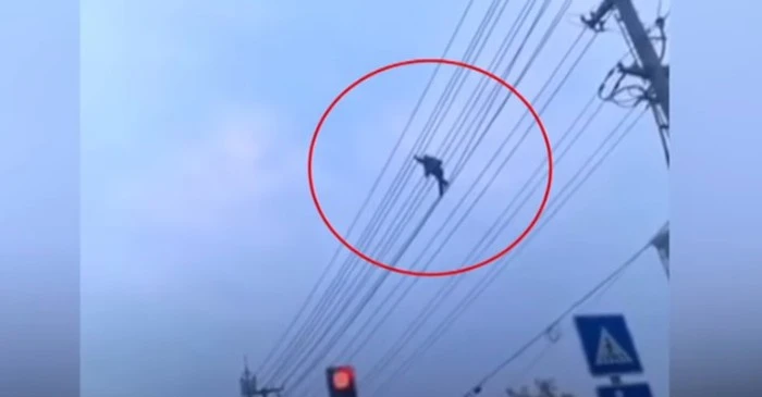 Video: Thót tim người đàn ông làm xiếc trên dây điện cao thế