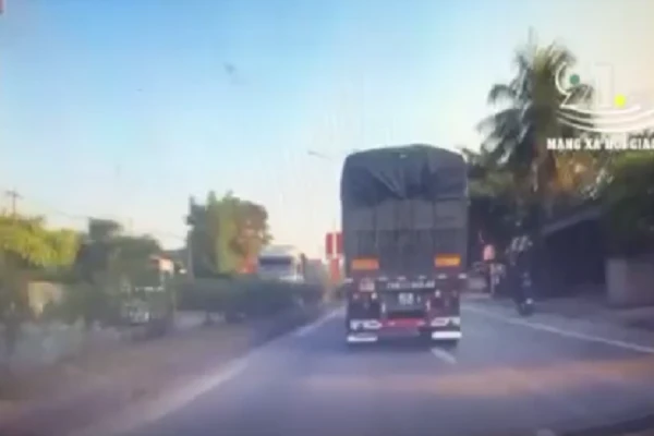 Video: Va chạm với xe đầu kéo, ô tô bị đâm xoay 180 độ