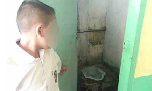 Video: Liếm nhà vệ sinh vì quên làm bài tập?