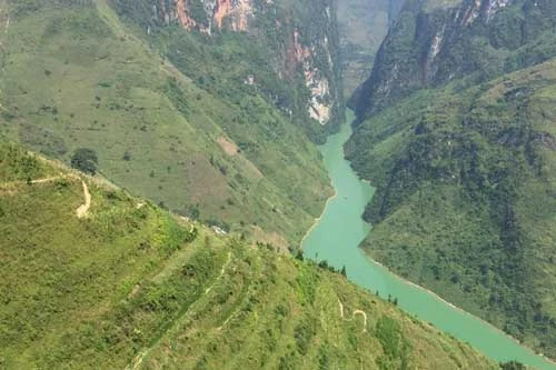 Vẻ đẹp hùng vĩ của thung lũng kiến tạo độc nhất tại Việt Nam