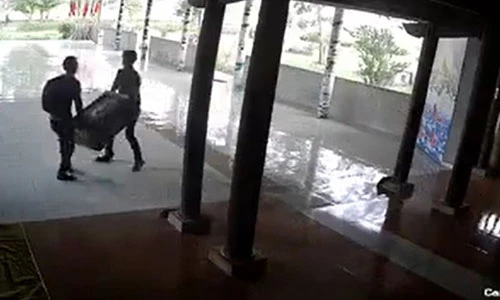 Video: Hai thanh niên ngang nhiên khiêng trộm hòm công đức giữa ban ngày