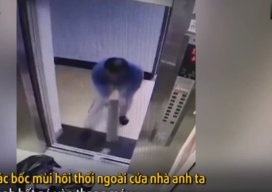 Video: Hành động gây sốc của người đàn ông tại thang máy chung cư