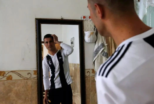 Anh chàng thợ xây gây sốt vì giống Ronaldo như 2 giọt nước