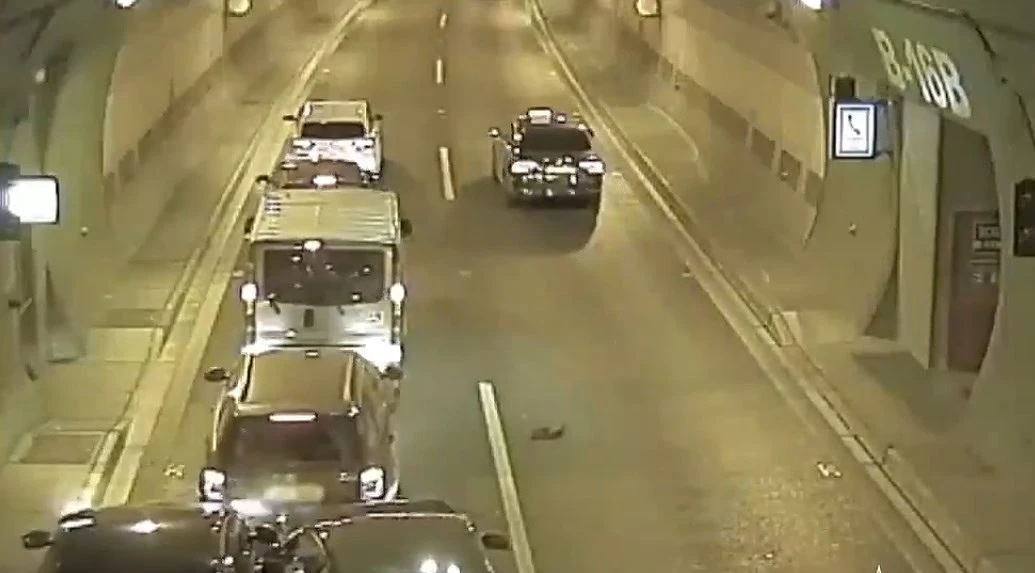 Video: Ôtô 'nổi hứng' dừng lại giữa hầm gây ra tai nạn liên hoàn