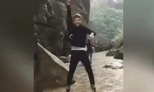 Video: Mải mê thể hiện sống ảo nhận ngay cái kết "cay đắng"