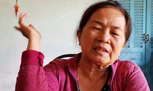 Video: Bà Tuyết kể lúc phát hiện em gái lõa thể trong nhà vệ sinh