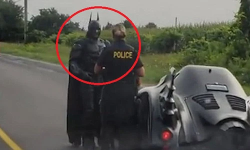 Video: “Người Dơi” chạy siêu xe quá tốc độ, bị cảnh sát tuýt còi