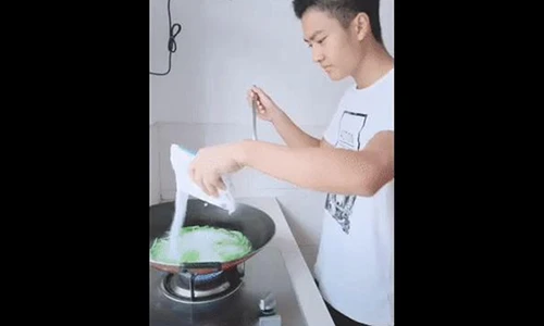 Video: Khi đàn ông vào bếp mọi thứ đều "nhạt nhẽo"