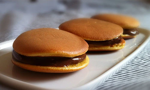 Video: Cách làm bánh bông lan kẹp kem kiểu Doraemon ngộ nghĩnh