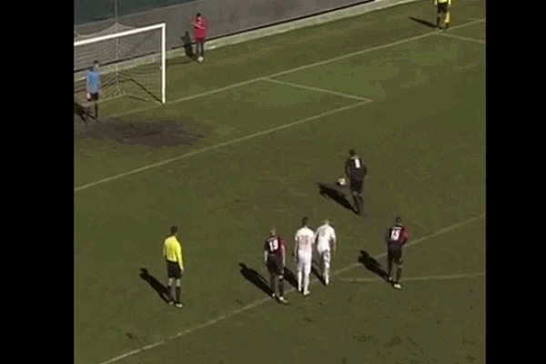 Video: Bị trọng tài từ chối dù sút thành công quả penalty