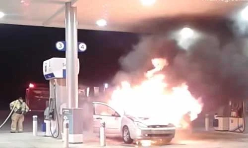 Video: Tá hỏa ô tô cháy ngùn ngụt sát trụ bơm xăng