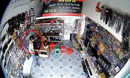 Video: Ngủ say, bị trộm vào cửa hàng cuỗm điện thoại