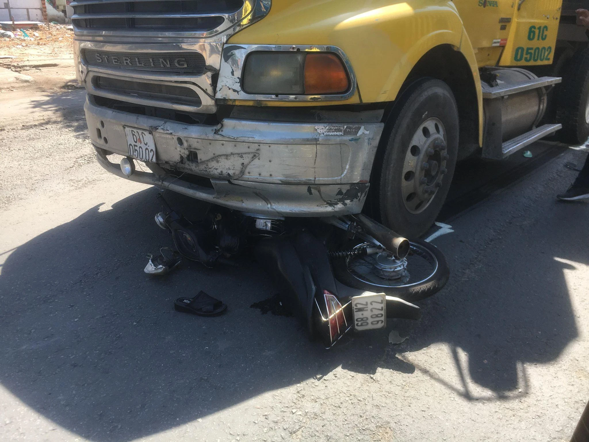 Video: Container nuốt trọn xe máy vào gầm, 2 vợ chồng nguy kịch