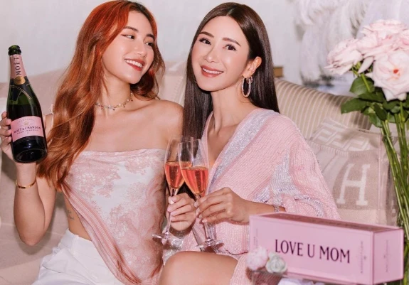 Ái nữ đại gia Singapore theo đuổi phong cách gợi cảm