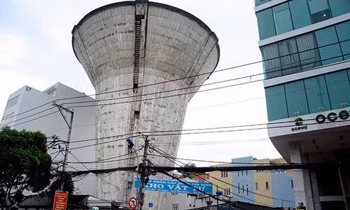 Video: Cảnh dỡ thủy đài khổng lồ cao hàng chục mét ở Sài Gòn