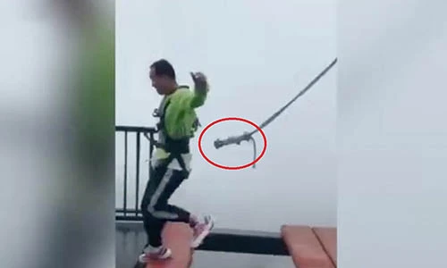 Video: Dây an toàn tuột khỏi người du khách trên cầu treo cao 300m