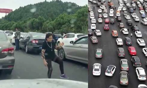 Video: Quý bà vô tư tập Thái Cực Quyền giữa cao tốc vì tắc đường