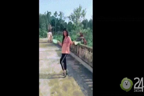 Clip: Gái trẻ cầm 2 rổ rau vẩy cực thần thái khiến ai cũng trầm trồ