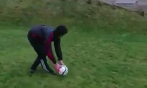 Video: Đá bóng vào cơn bão hủy diệt và cái kết kinh ngạc