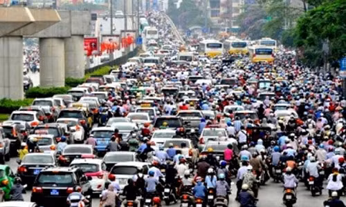 Video: Hà Nội mưa rét, ô tô dàn hàng 6, xe máy “vật vã” luồn lách