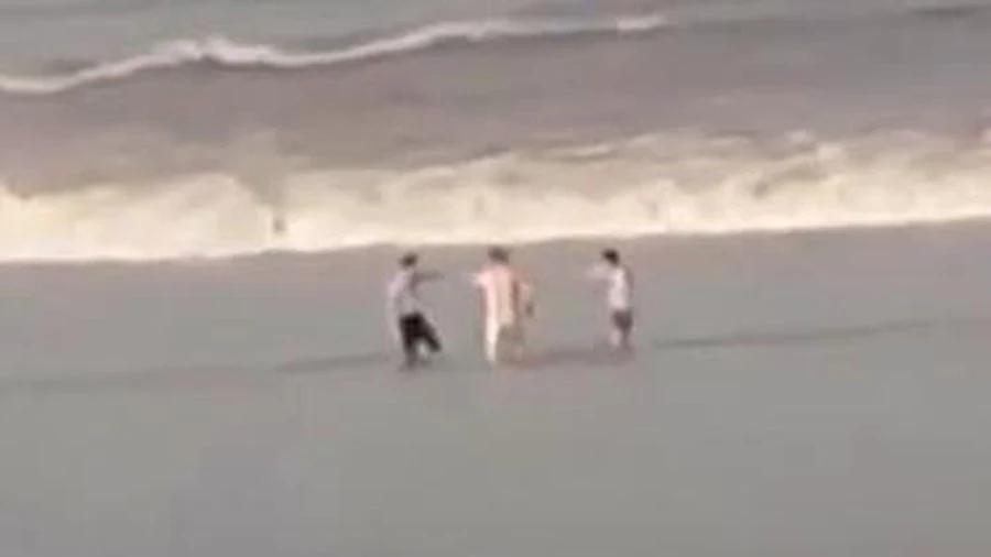 Video: 3 người đàn ông bị thủy triều cuốn trôi, một người tử vong