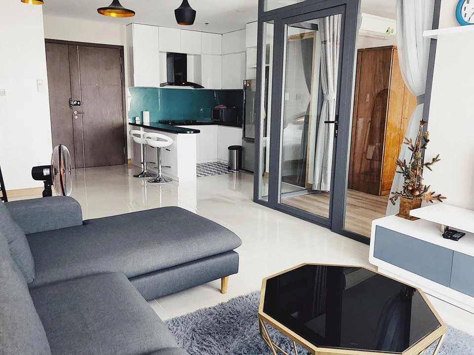 Thăm nhà mới "tậu" hiện đại của em gái Angela Phương Trinh