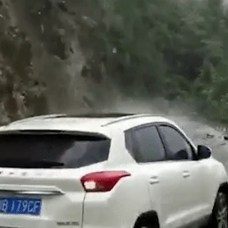 Video: Cảnh sát lớn tiếng cảnh báo tài xế lùi kịp lúc giúp ôtô thoát nạn