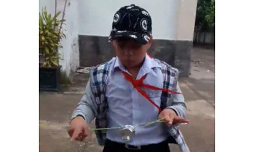 Video: Báo Tây sửng sốt với cậu bé Việt Nam chơi yo-yo “như thần”