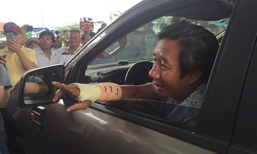 Video: Tài xế yêu cầu viết giấy ghi nợ ở BOT Cần Thơ-Phụng Hiệp