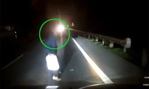 Video: Tài xế phanh cháy đường vì cụ bà chạy sang đường giữa đêm tối