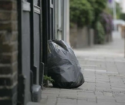 Video: Người phụ nữ bị tống giam vì chọn sai túi rác ở Anh