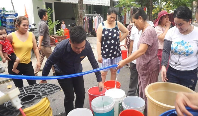 Video: Cảnh tranh giành nước sinh hoạt như thời bao cấp ở Đà Nẵng