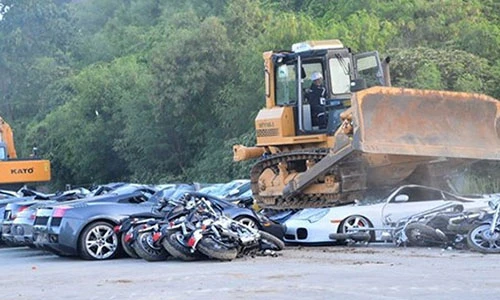 Video: Xem hàng chục siêu xe bị nghiền nát bét