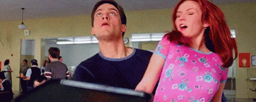 br/> Tobey Maguire đỡ khay đồ ăn trong Spider-Man (2002): Một tác phẩm thuộc dòng phim siêu anh hùng như Spider-Man sẽ không thể hoàn thiện nếu thiếu CGI. Tuy nhiên, cảnh Peter Parker (Tobey Maguire) một tay đỡ Mary Jane (Kristen Dunst) trong khi tay kia cầm khay hứng gọn thức ăn đang rơi xuống lại là một cảnh thật, tốn 156 lần thử thất bại trước đó để thành công. Ảnh: Sony.