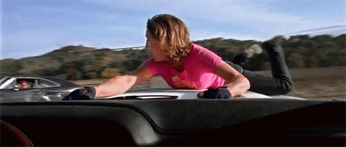 br/> Zoe Bell treo người trên ca-pô xe trong Death Proof (2007): Zoe Bell là một diễn viên đóng thế có kinh nghiệm trước khi góp mặt trong bộ phim kinh dị Death Proof của Quentin Tarantino. Trong cảnh cao trào của tác phẩm, nhân vật do cô thủ vai đã bám trên ca-pô một chiếc xe hơi đang di chuyển với tốc độ cao. Tài xế - tên giết người hàng loạt do Kurt Russell thủ vai - liên tục đánh lái, nhằm hất cô ngã xuống. Cảnh quay nghẹt thở hoàn toàn không có sự trợ giúp của CGI. Ảnh: Dimension Films.