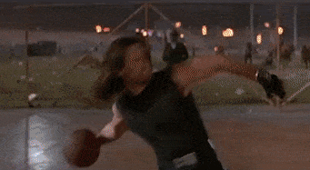 br/> Kurt Russell ném bóng trúng rổ trong Escape from L.A (1996): Kurt Russell thủ vai Snake Plissken, một cựu binh lão làng. Dù bộ phim đầy những cảnh được xử lý CGI vụng về, nhưng khoảnh khắc Plissken đứng ở nửa sân bên này, vung tay ném bóng trúng bảng rổ ở cuối sân bên kia được quay thật từ đầu chí cuối. Để chuẩn bị cho khoảnh khắc ấy, Kurt Russell đã phải tập bóng rổ liên tục trong khoảng nghỉ giữa các cảnh phim. Ảnh: Paramount.