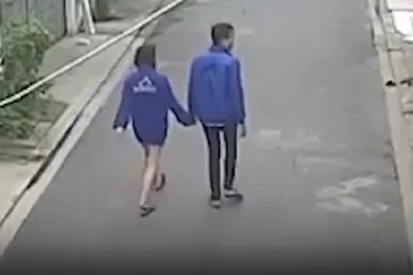 Video: hành động lạ của nam thanh niên khi nắm tay bạn gái đi dạo